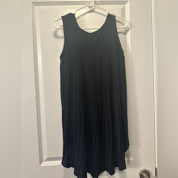 Black top with pleated back - Picture 3 of 4